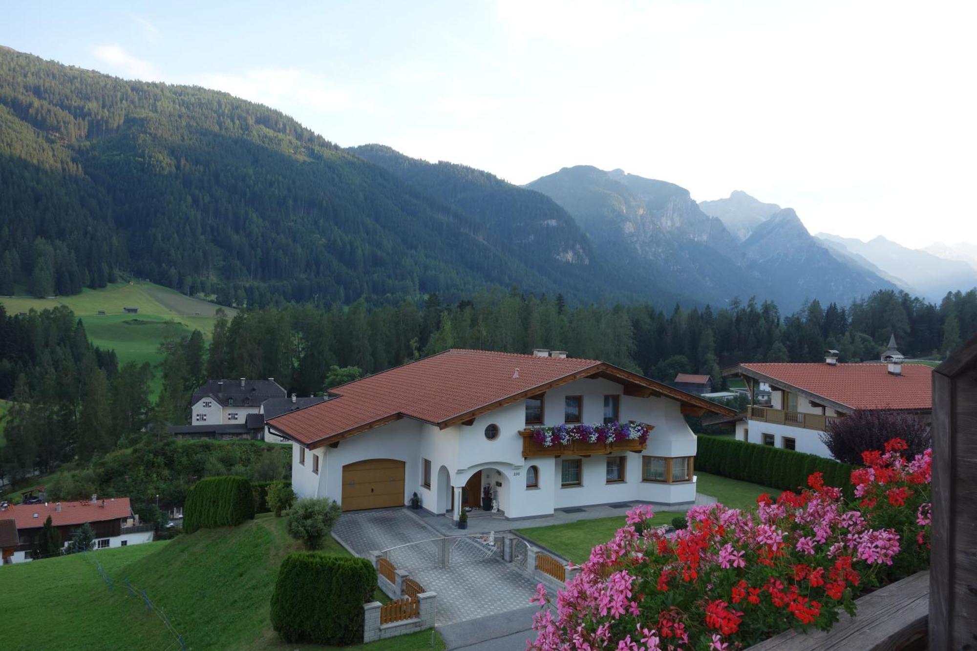 Alpen Gasthof Apartments Hohe Burg Trins Exterior photo